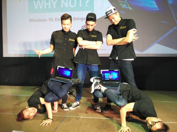 Dancers with the Acer Aspire R11