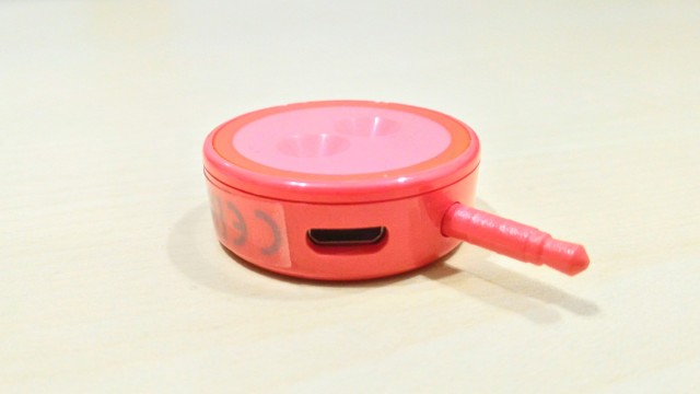 You can charge the Lolliflash using a micro USB cable