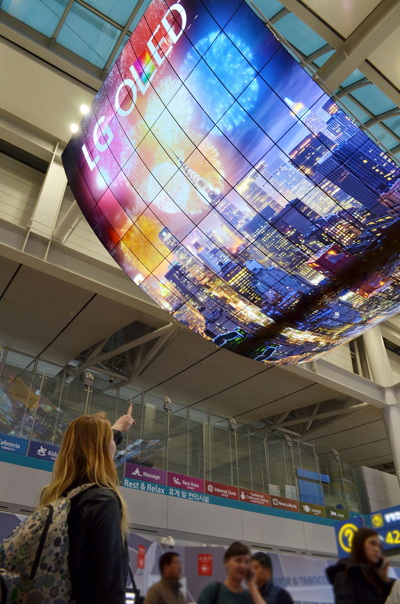 LG shows off their big OLED display at Incheon International Airport 37