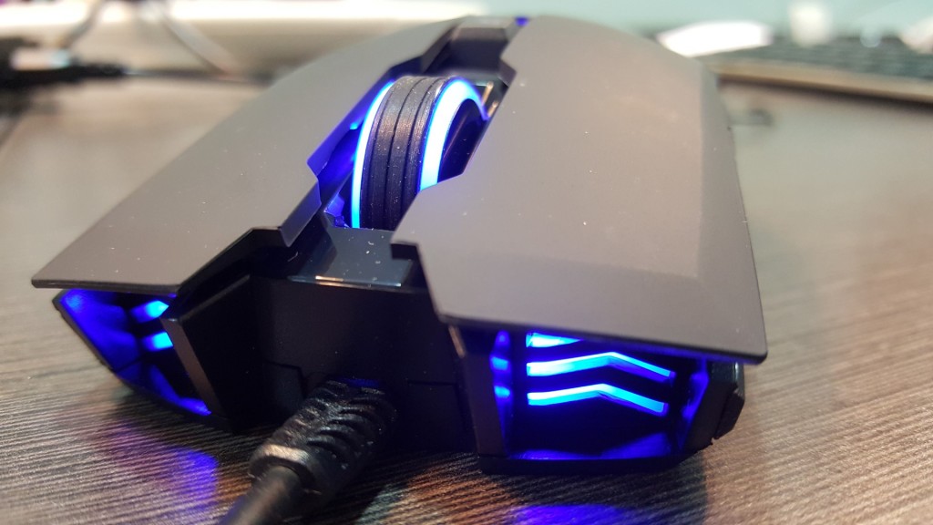 This is a sharp looking mouse! +1 to the lit up vents!