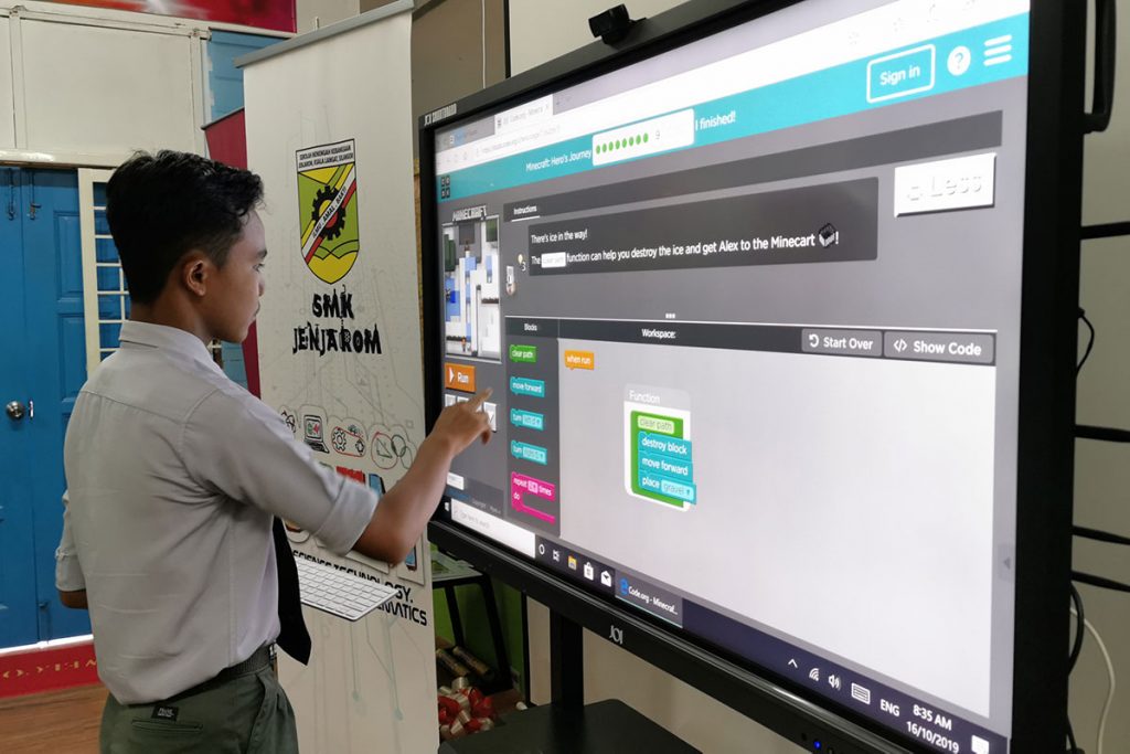 The JOI® Smartboard enables collaborative learning in Smart Classrooms 25