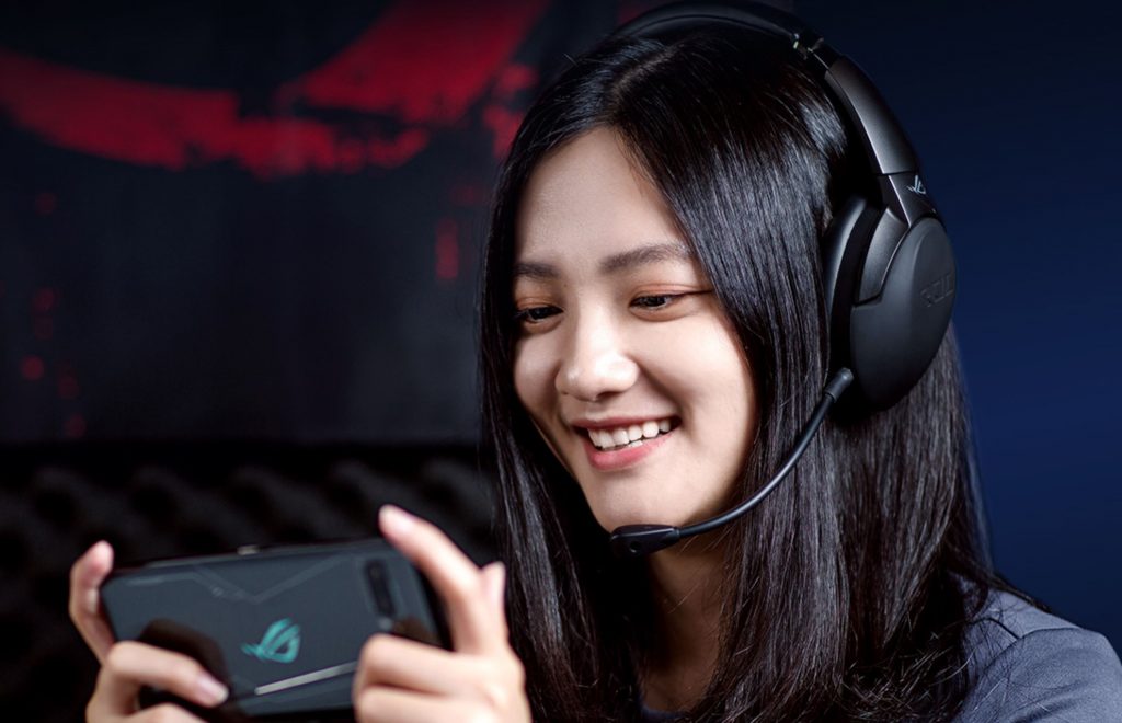    12 Best Gadgets That You Must Have During a Lockdown: ASUS ROG STRIX Go 2.4 Headset