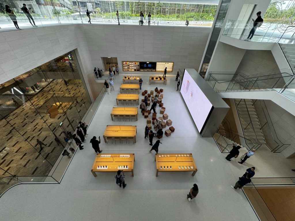 Apple The Exchange TRX, the first Apple Store Malaysia opens its doors this weekend. 31