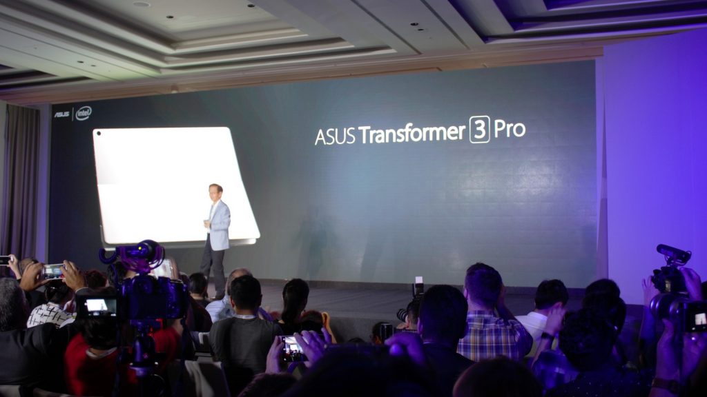 Yes, the Zenbook 3 is awesome. But this one right here is my love at first sight. Introducing, the Asus Transformer 3 Pro. Wanna know why?