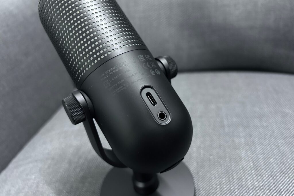 Razer Seiren V3 Chroma Review - 